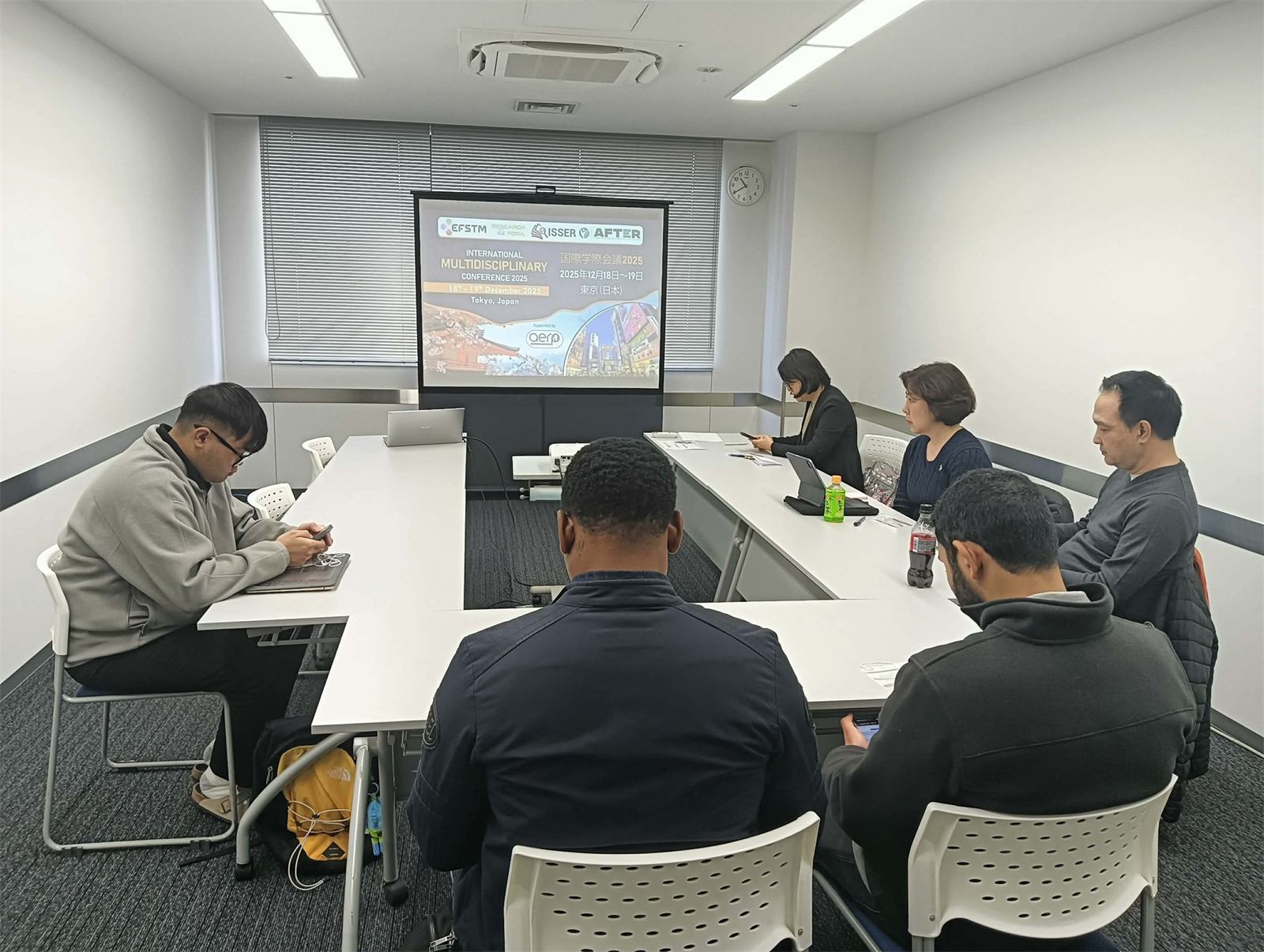 Researchers working together at a JSIC session